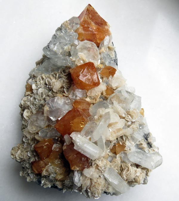 Scheelite, fluorite, béryl ; Xuebaoding ; Ping Wu ; Sichuan ; CHINE
