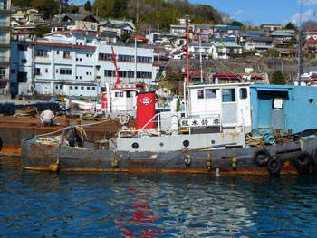 神奈川県・真鶴漁港の工事船と浮き桟橋