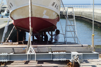 藤沢・片瀬漁港での漁船の修理
