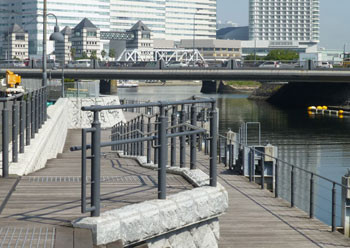 横浜・大岡川のウッドウォーク