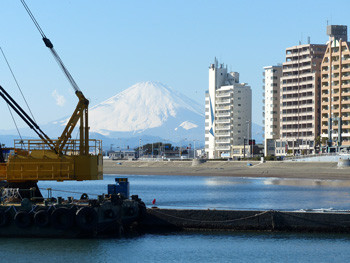 鎌倉・腰越漁港から富士を見る