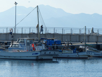 藤沢・片瀬漁港の漁船と家路を急ぐ人々