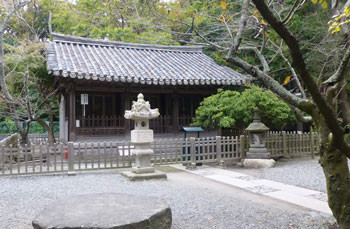 鎌倉・鎌倉大仏の観月堂と礎石