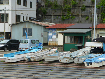 神奈川県・真鶴港の漁船と建物