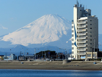 鎌倉・腰越漁港から見る富士山