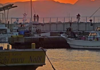 藤沢市・夕暮れの片瀬漁港の漁船