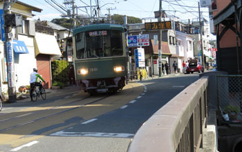 鎌倉・江ノ電腰越駅の電車