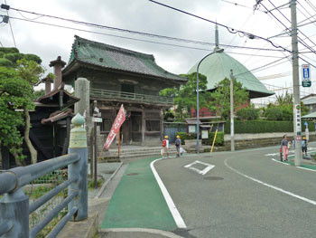 鎌倉・本覚寺の山門と夷堂（えびすどう）