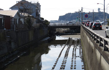 鎌倉・腰越の神戸川と腰越橋