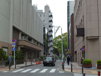 横浜市・ナイター照明塔が見える街角
