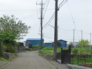 藤沢市・石川の畑の中の青い小屋