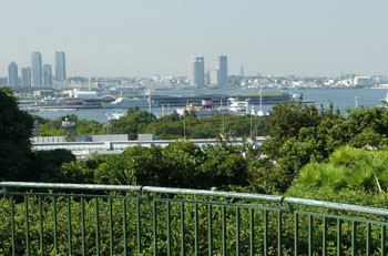 横浜市・港の見える丘公園から見た大桟橋と氷川丸