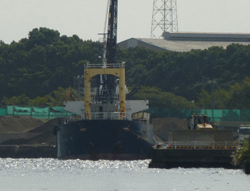 横浜・横浜ベイサイドマリーナ沖のガット船