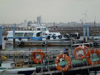 横浜・横浜港のゾウの鼻パークと船