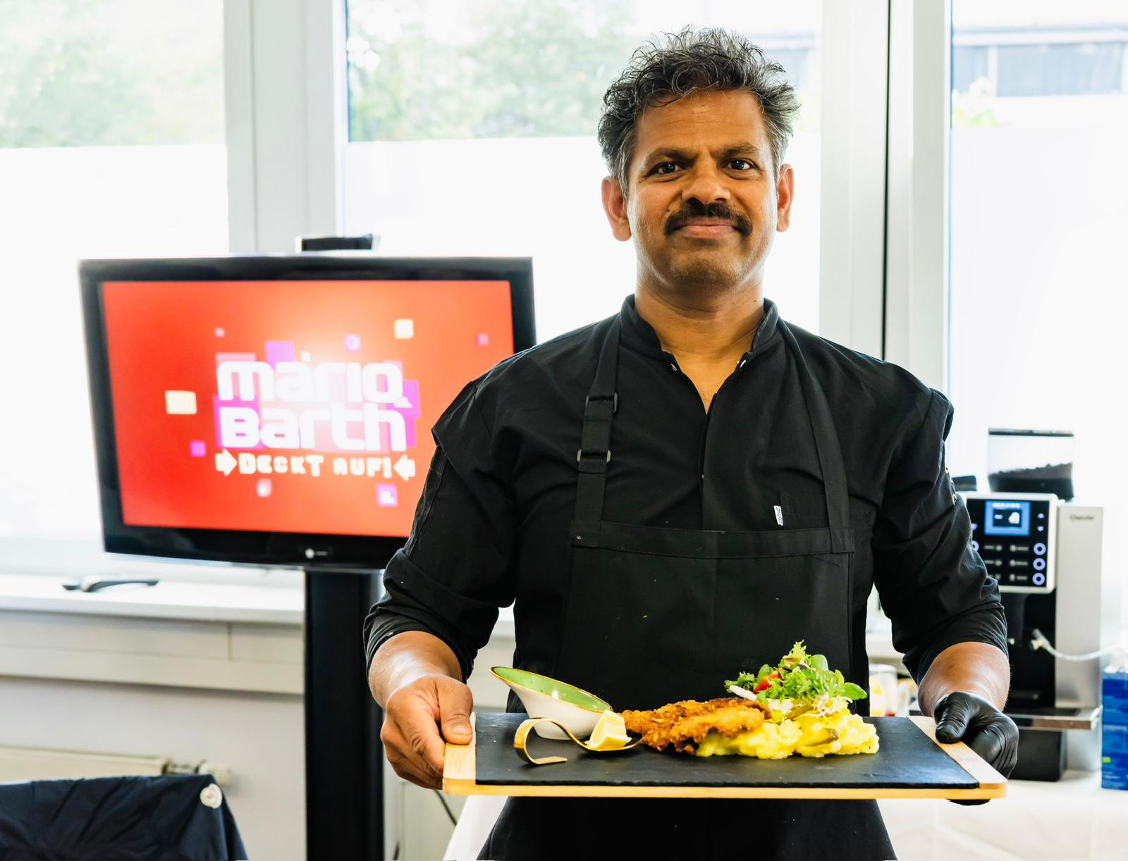 Wespen-Gastronom Sangar kocht  - und diskutiert über - Schulessen bei "Mario deckt auf" (RTL)