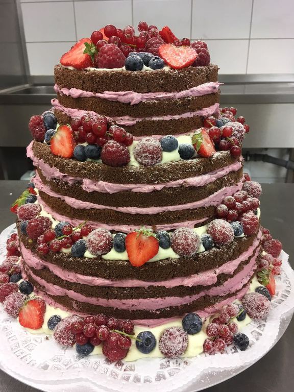 Naked Cake mit Beeren und dunklen Wienerböden