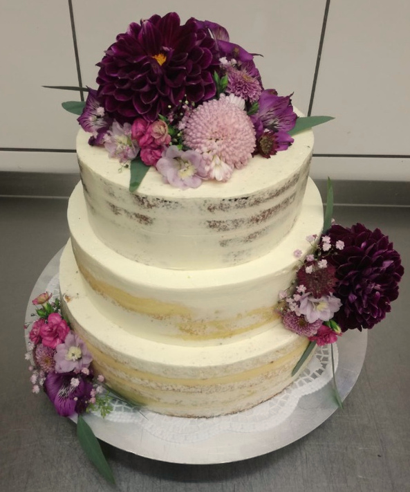 Blumentorte mit echten dunklen Blumen 
