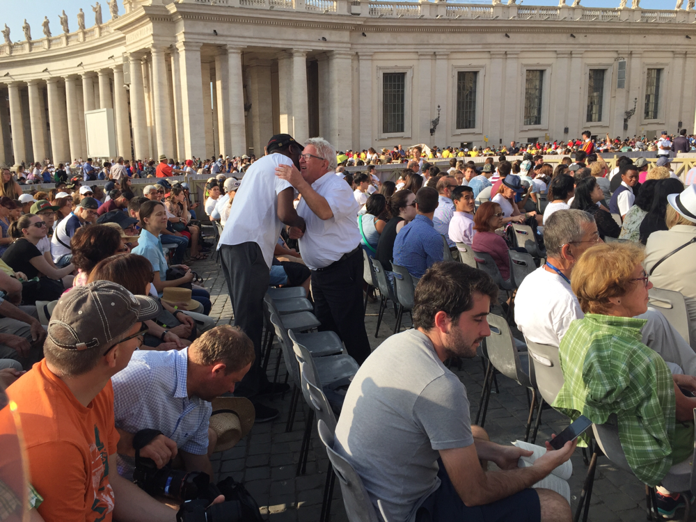 Unseren Dekan Magino haben wir zufällig auf der Papstaudienz getroffen