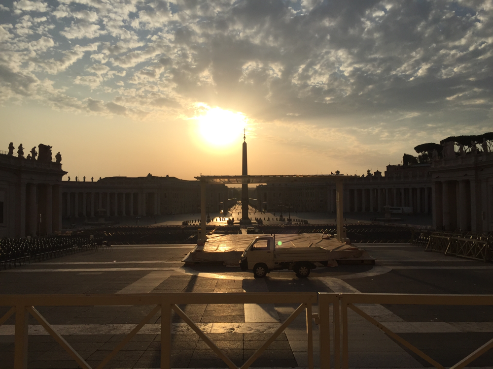 Petrusplatz um 7:15 Uhr morgens (Vorbereitung auf die Papstaudienz) 