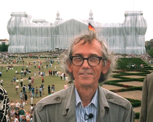 Christo wurde am 13. Juni 1935 als Christo Wladimirow Javacheff in Gabrowo (Bulgarien) geboren. Das Foto zeigt den Verhüllungskünstler vor seinem wohl bekanntesten Projekt, den deutschen Reichstag in Berlin