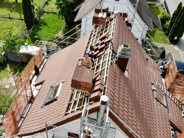 Dach Dach  in Trimbach wird mit Tonziegeln eingedeckt, nachdem die Dachfenster ausgewechselt wurden und die Spenglerarbeiten abgeschlossen wurden