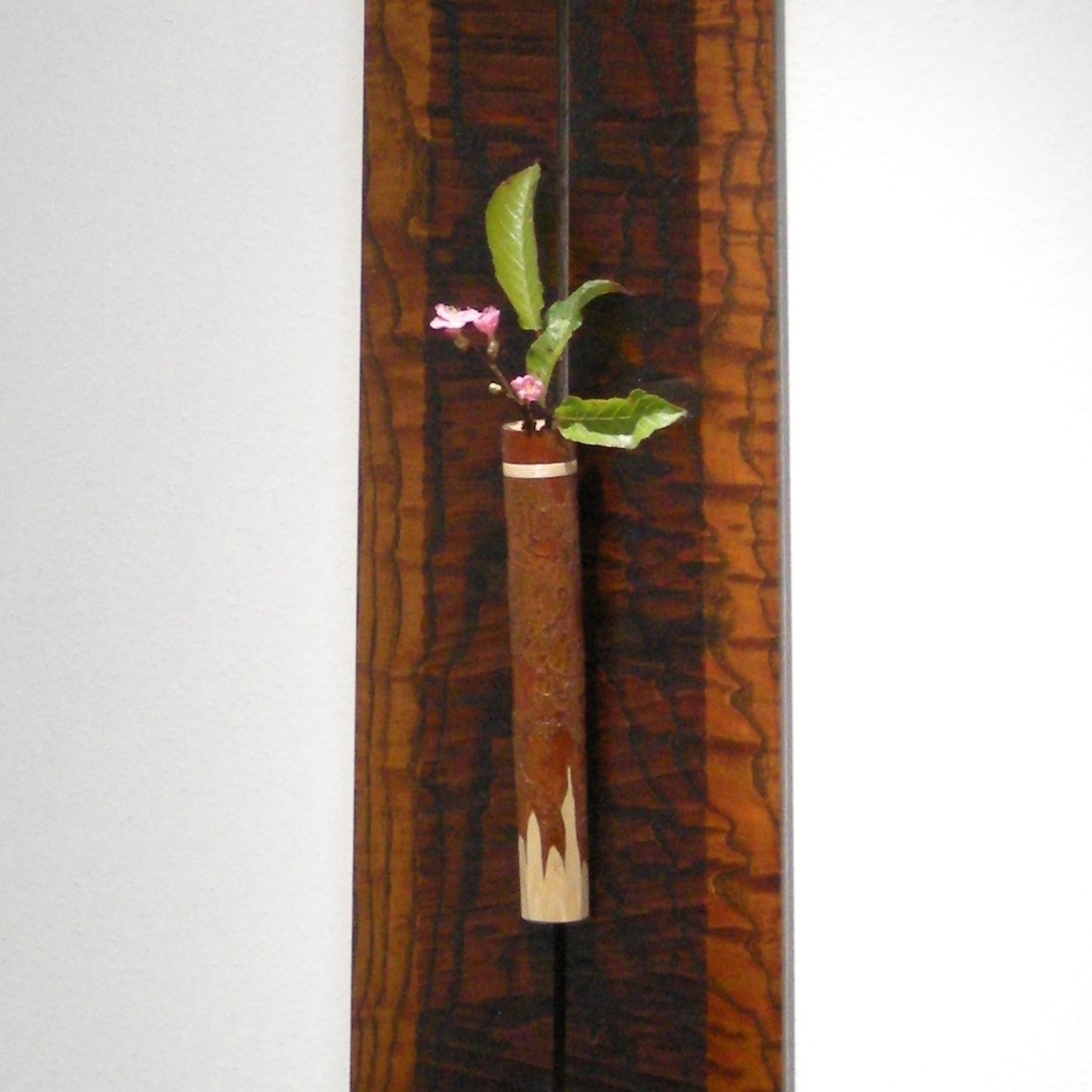 赤松皮付小丸太掛け花入れ 金彩月装 について 木工藝 須田賢司 Japanese Fine Woodwork Suda Kenji 赤松皮付小丸太掛け花入れ 金彩月装 について 木工藝 須田賢司 Japanese Fine Woodwork Suda Kenji