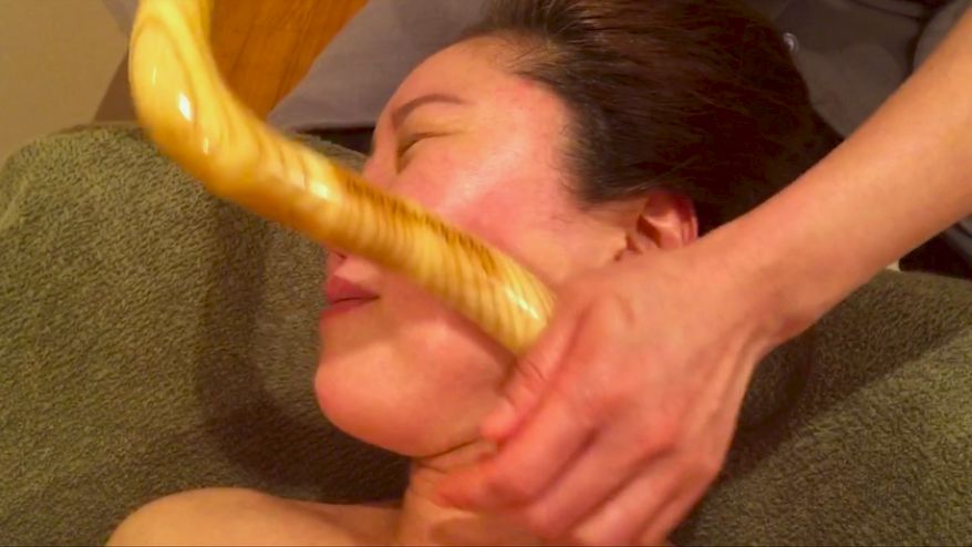 長い棒で顔の輪郭をクッキリ作ります。
