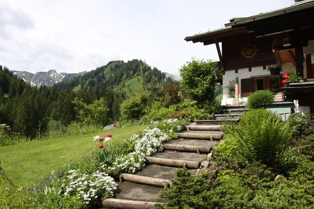 Haus Erika – Frühling am Haus