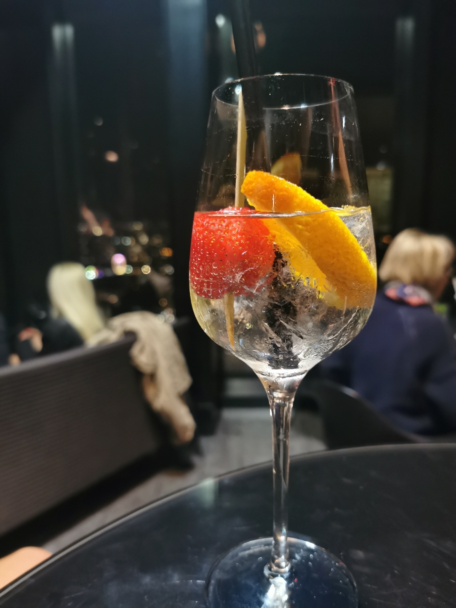 Gin-Tonic in der Lounge 57