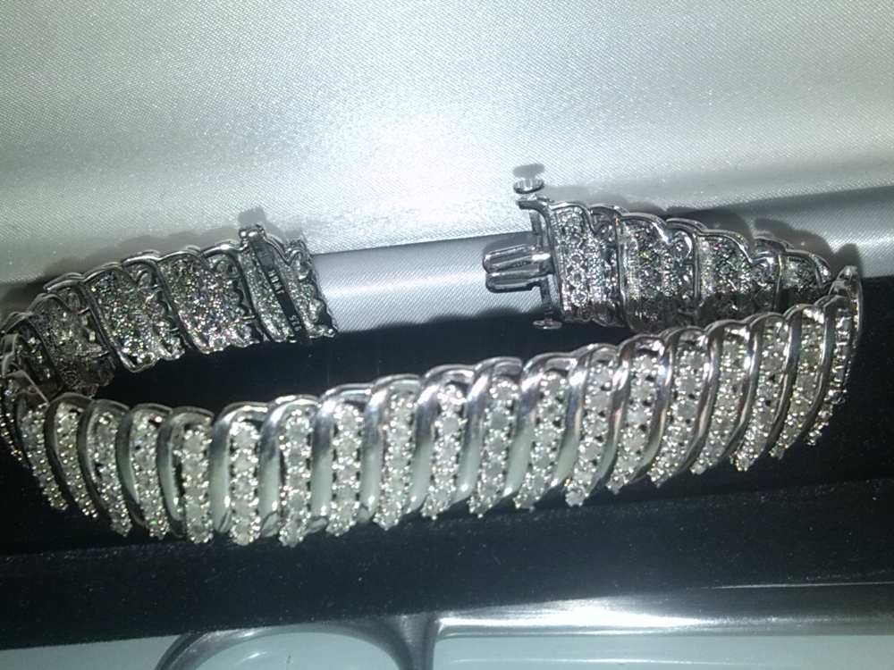   n  .3  bracelet aveva 240  diamonds  5 cT. G color clarity I 2-3. Euro 2500