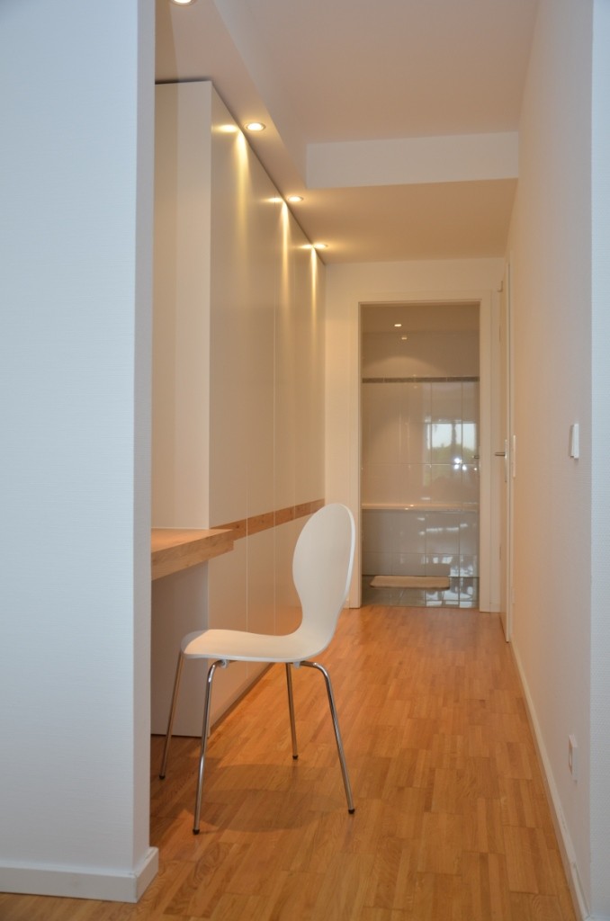 Kleiderschrank und Schreibtisch
