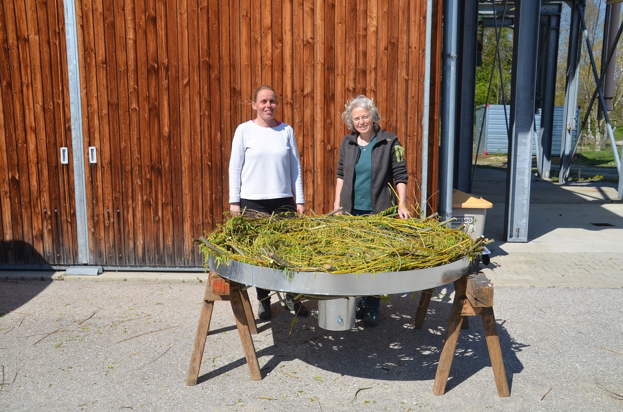 v.l. Elisabeth Herold, Ingrid Schubert mit dem fertigen Horst