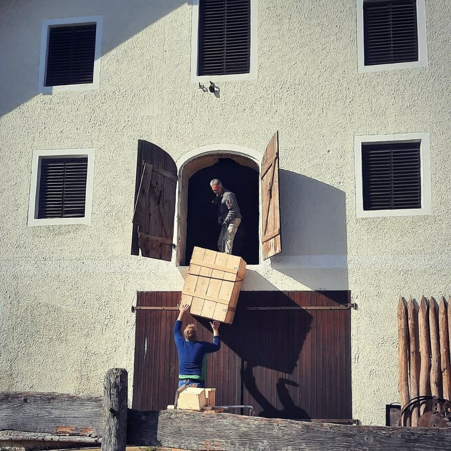 Bugsieren des Schleiereulenkasten in das Obergeschoss © Claudia Häußler