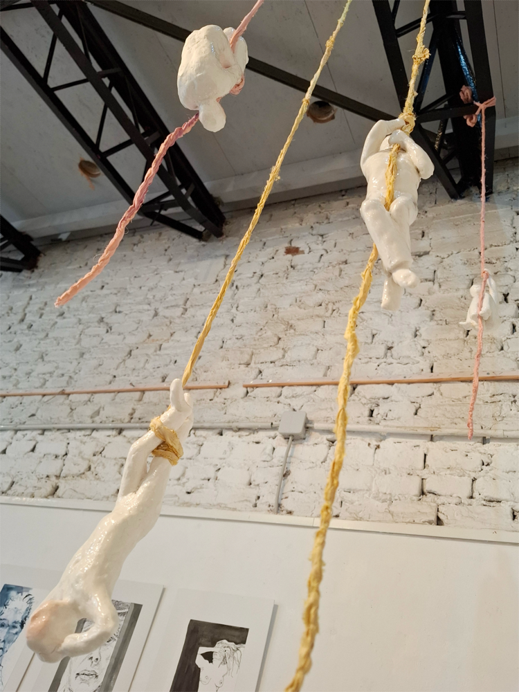 "Hängepartie", Installation aus Porzellan, Glasuren, Seide, Schnur, Figuren je ca. 30 cm, 2025