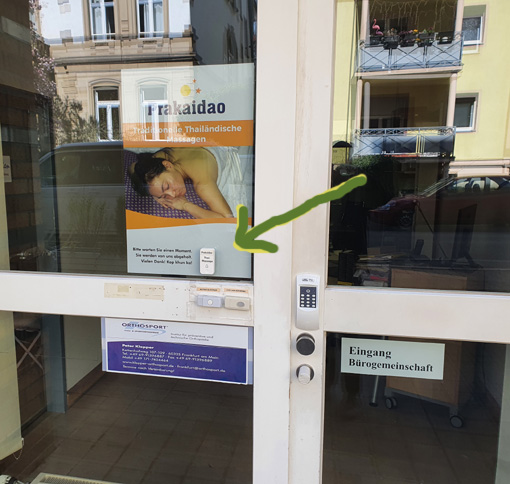 Bitte klingeln Sie bei "Thai-Massage" und warten einen Moment. Wir holen Sie an der Tür ab.