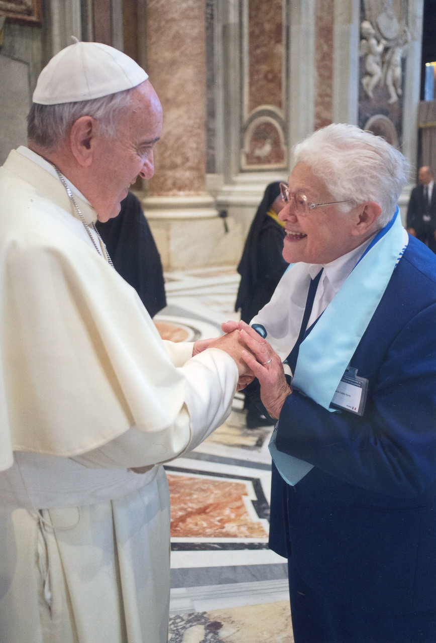 Maria Luiza la postulatrice avec le Pape © Osservatore Romano