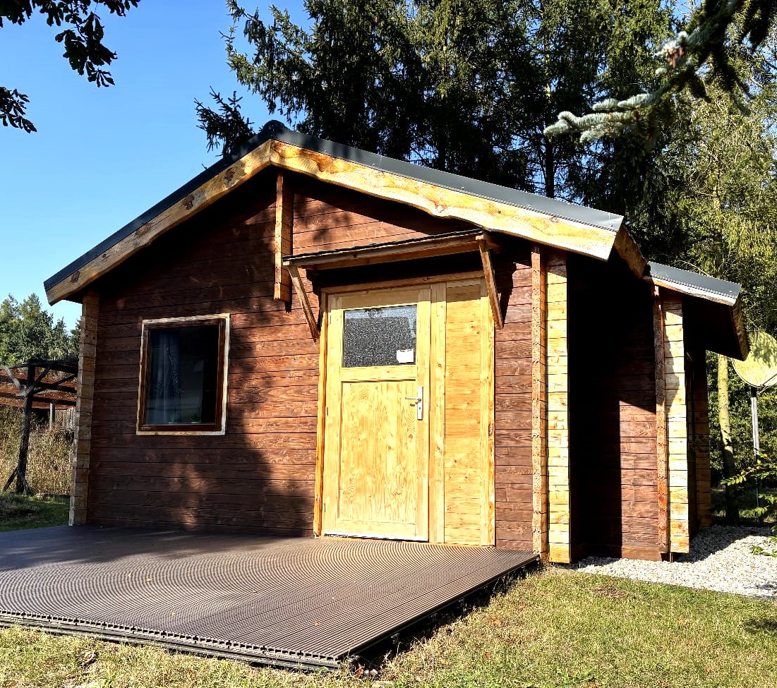 Holzbungalow mit Terrasse