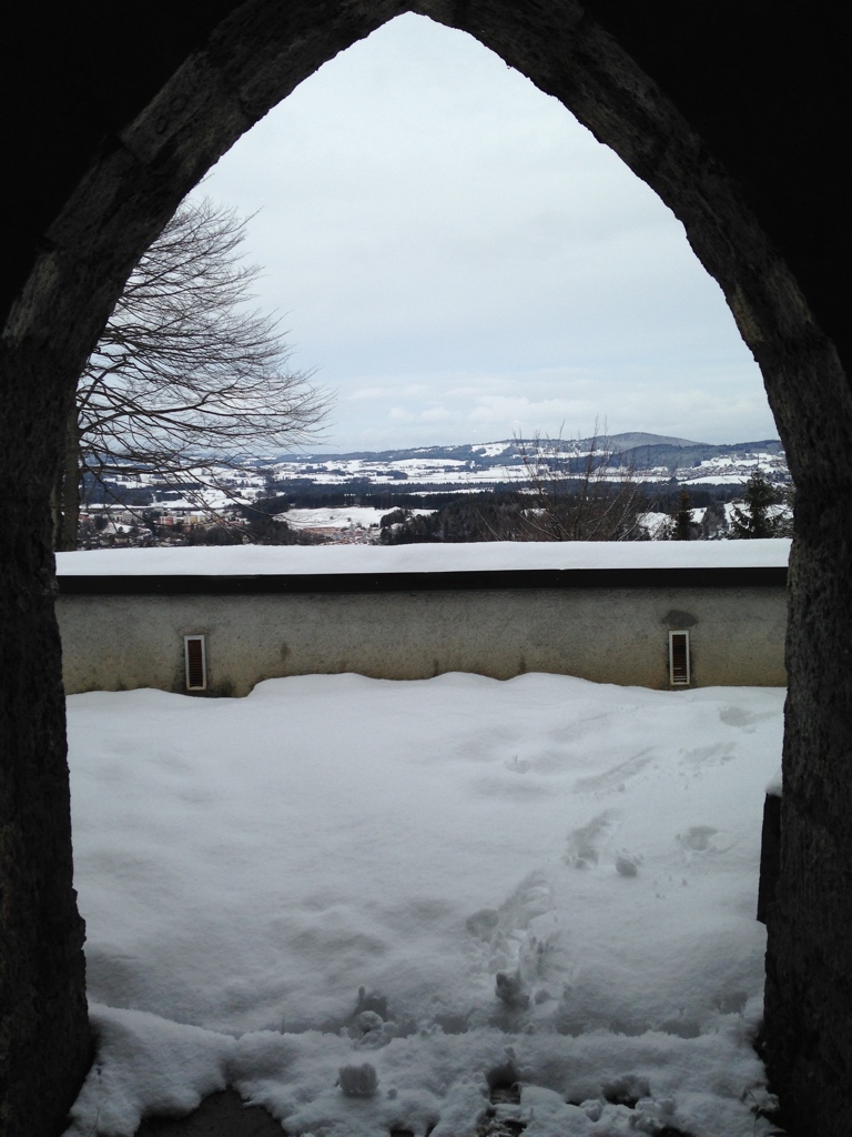 Aussicht aus dem Stollen der Grabkapelle des Kalvarienbergs bei Füssen