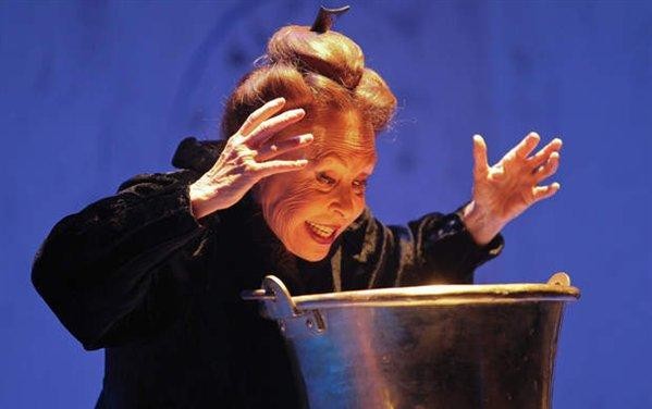 Gemma Cuervo: Celestina haciendo el conjuro del hilado...