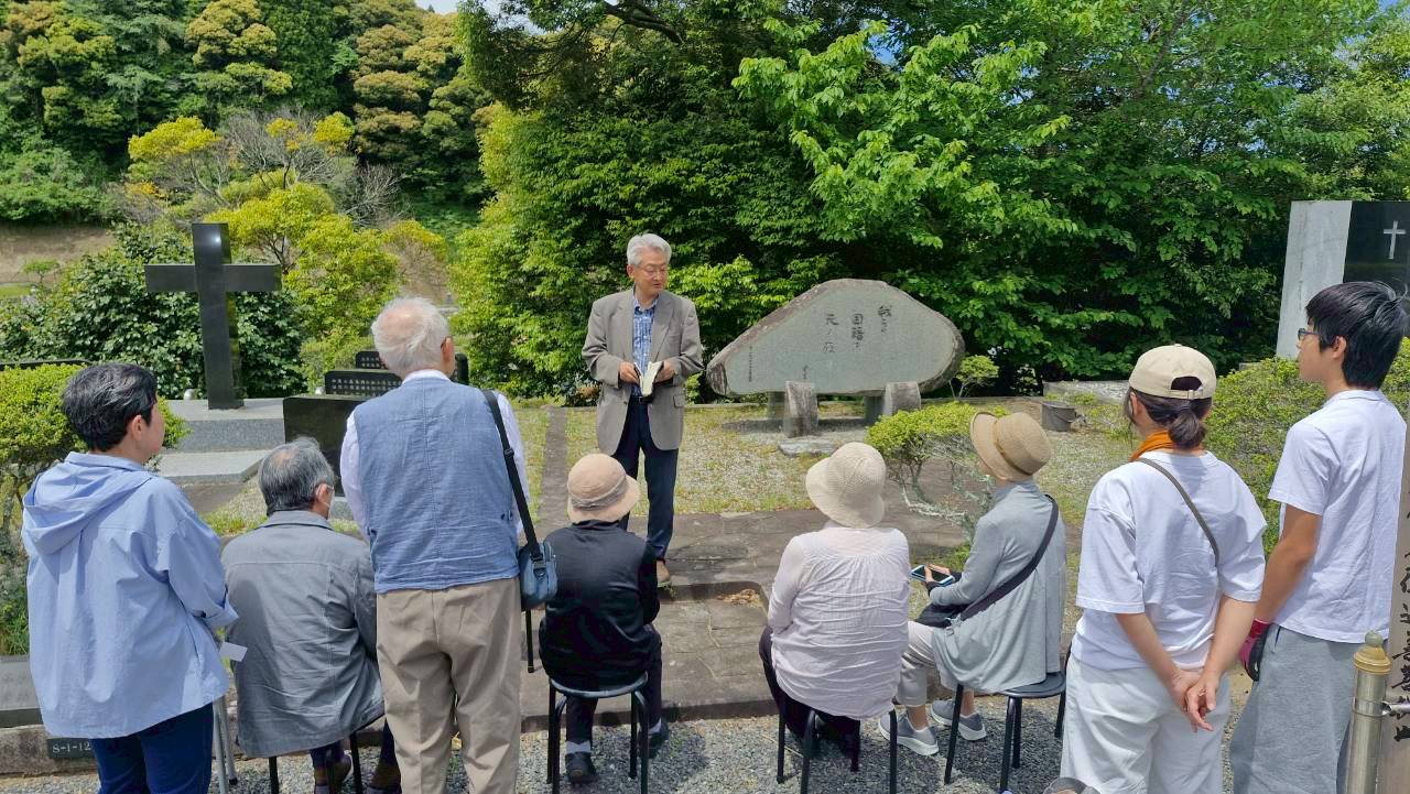 教会共同墓地での墓前礼拝