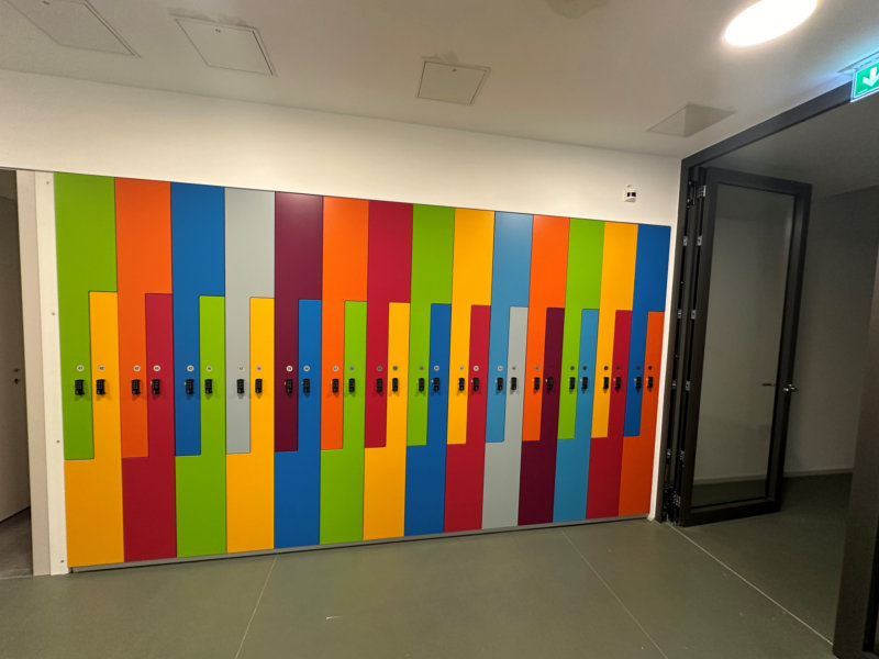 Bunte Schließfächer-Wand in farbenfroher Optik 