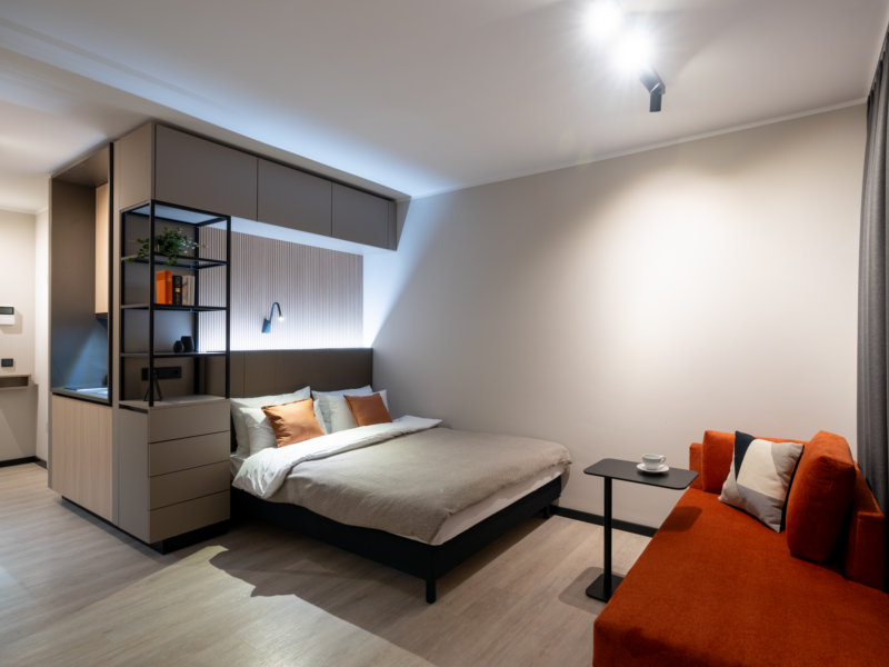 Platzsparendes Mini-Apartment: Bequem Schlafen, Kochen, Wohnen auf kleinstem Raum