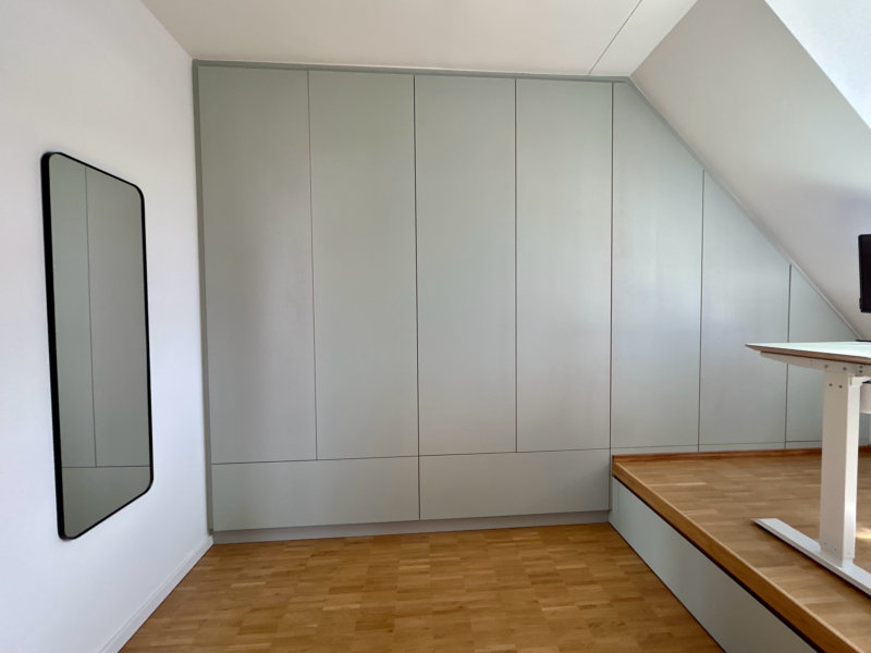 Maßgeschneiderter Einbauschrank unter Dachschräge mit Drehtüren