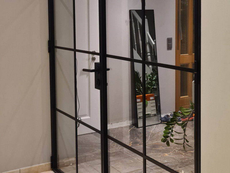 Moderne Lofttür: Glas-Stahl-Element als Raumtrenner