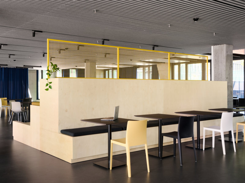 Farbenfroher Arbeitsraum mit viel Platz zum Mitarbeiteraustausch