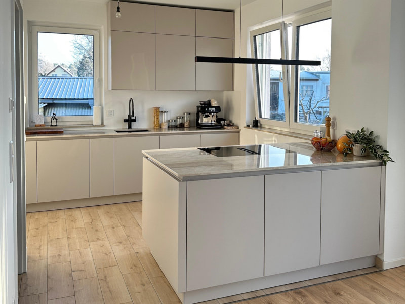 Helle Küche mit platzsparender Kücheninsel