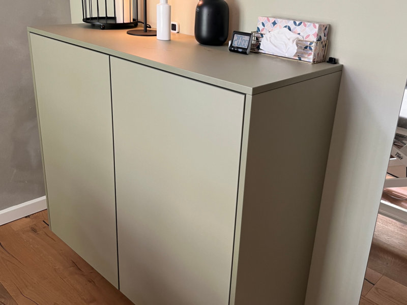 Wandhängendes Sideboard mit push-to-open Türen