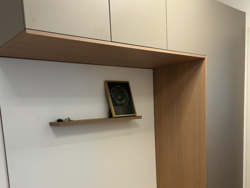 Praktische Flurmöbel: Graue Garderobe mit Schuhschrank und Kleiderstange