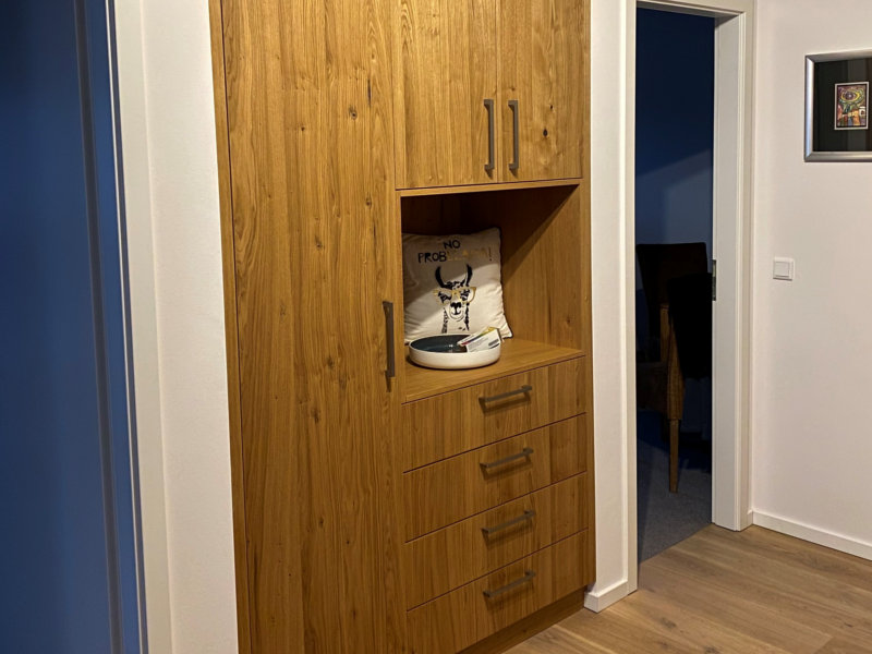Passgenauer Flurschrank mit offener Nische und Stauraum hinter Türen und Schubfächer
