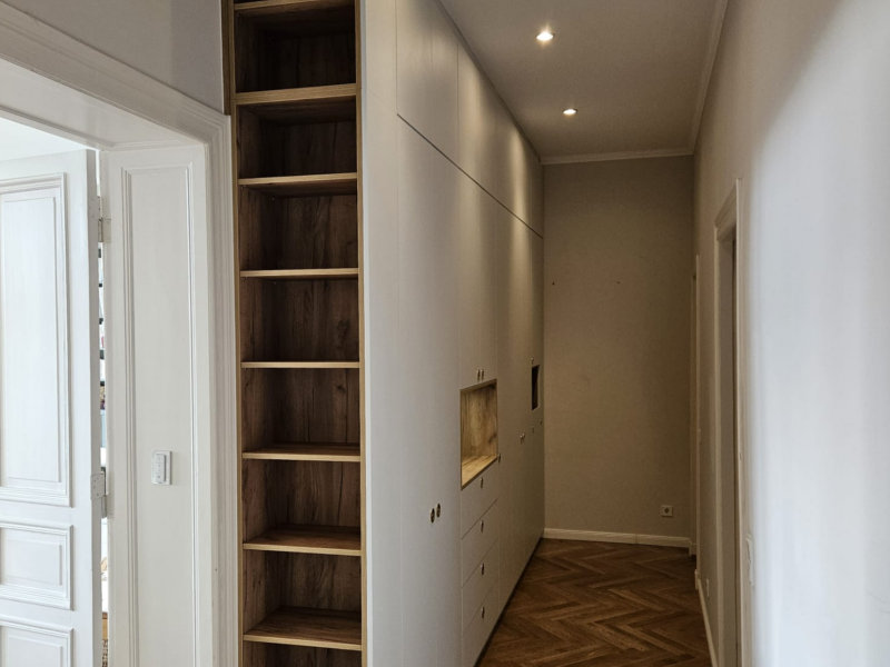 Stauraum optimieren in langen Fluren: Hoher Einbauschrank mit offenen und geschlossenen Elementen